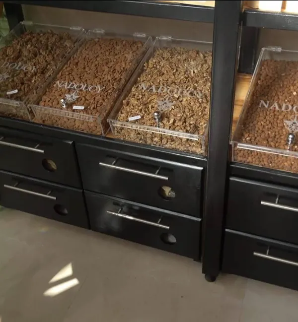 Fruits secs et encas bio en présentoir