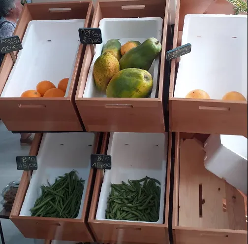 Fruits et légumes frais présentés en magasin