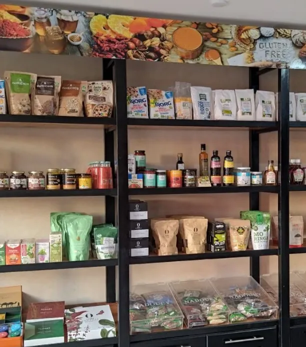 Rayon épicerie bio avec produits en vrac et emballés